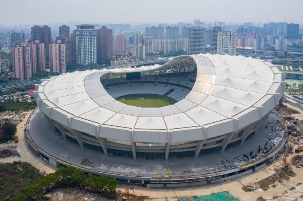 东体：一位至极嘉宾将在上海德比前领唱国歌，球迷准备了稠密tifo