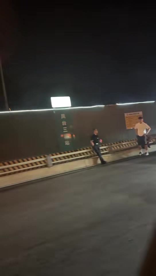 横祸😫网传韦世豪赛后驾驶生动车遭追尾或擦挂，在恭候交警处罚