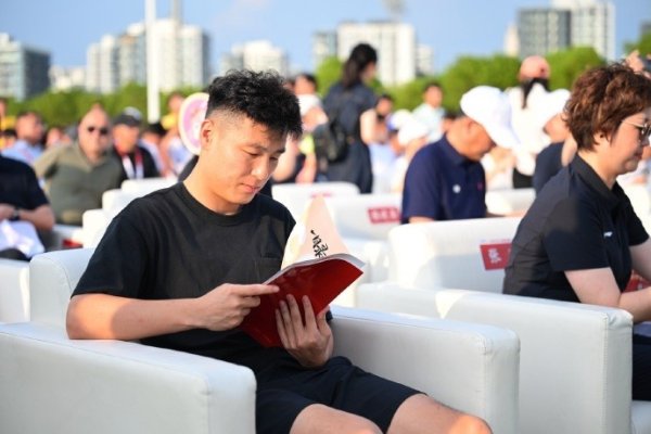 记者：武磊现身上海中学生足球赛行径，他仍然在伤势康复阶段