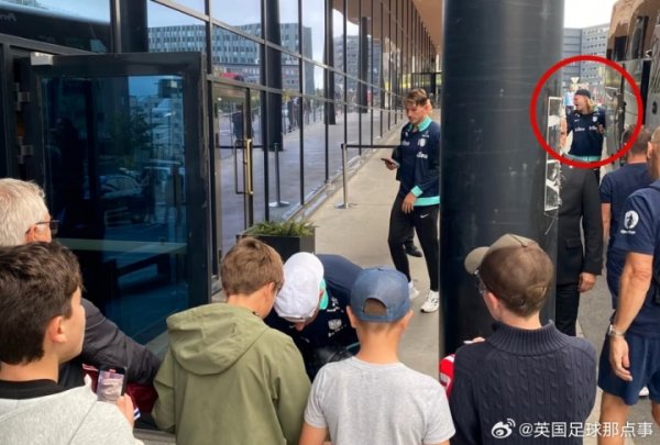 太不称心了😭VG：哈兰德被大巴的行李舱门撞到，赶紧喊出“Fxxk”