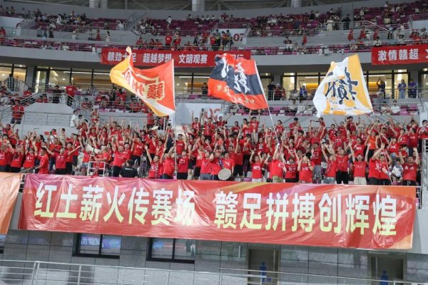 当足球遇上长假，赣超首场半决赛开打，网友：惊喜太多，潜力好大……