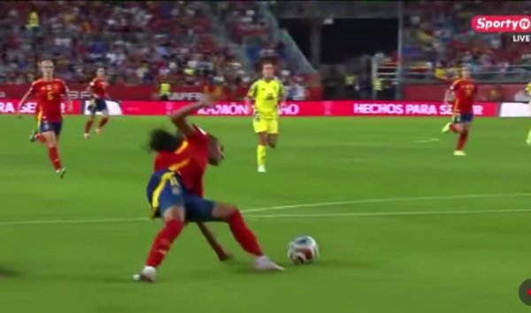 重伤！世体：西班牙女足时尚帕拉略洛左膝可能脱臼，将采纳查验