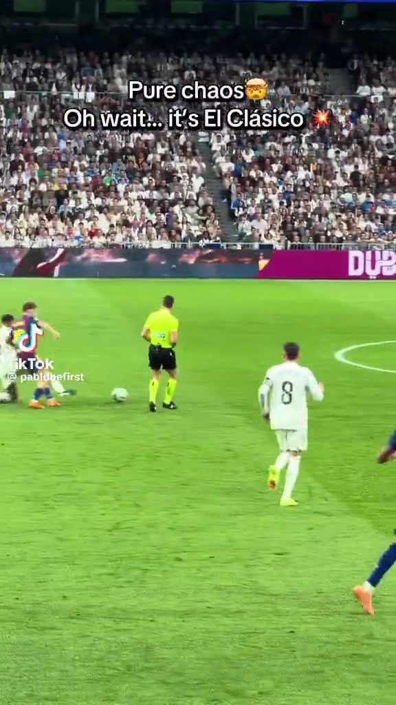 这便是国度德比🤯皇萨中场缠斗东谈主仰马翻，数数10秒内几次犯规？