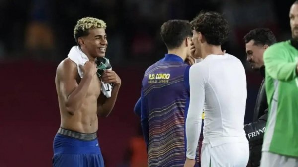 朋友相见！每体：佩尼亚和福特在赛后与巴萨的前队友们拥抱致意