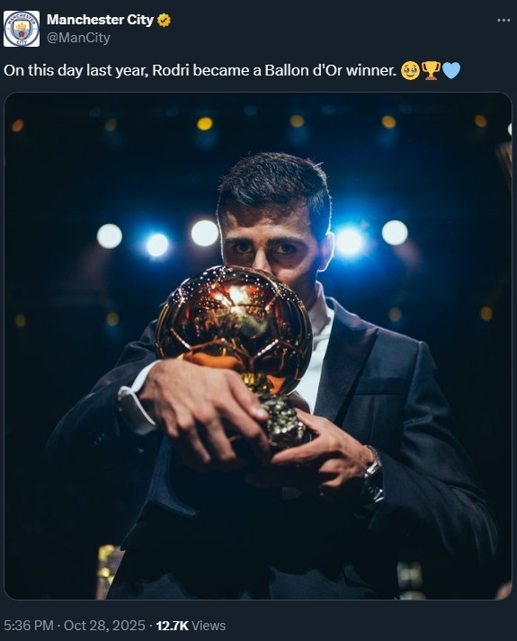 曼城官推晒罗德里亲吻金球奖像片：前年本日，罗德里得回金球奖