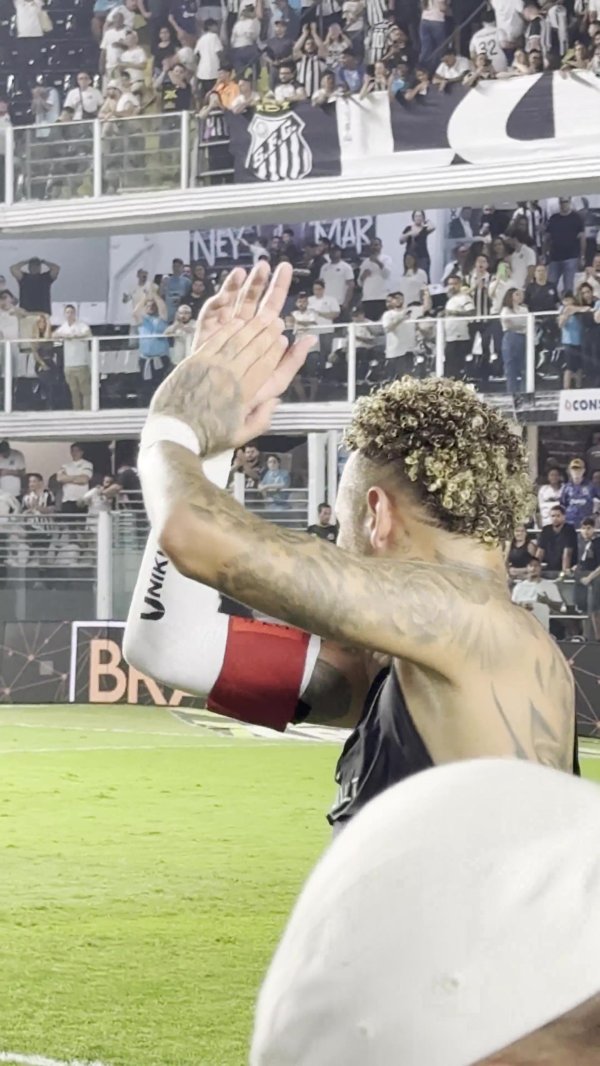 躯壳若何？33岁内马尔赛后脱球衣谢场，腹肌实在灭亡……😳