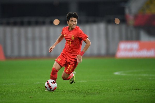 媒体东谈主：唐天翼受中甲球队心疼是善事，他最近专心踢球没再犯错