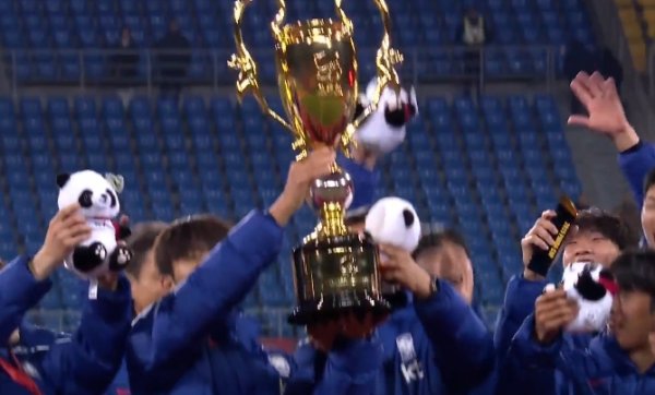 授奖庆典：韩国队举起本届熊猫杯奖杯 中国队得益亚军银盘