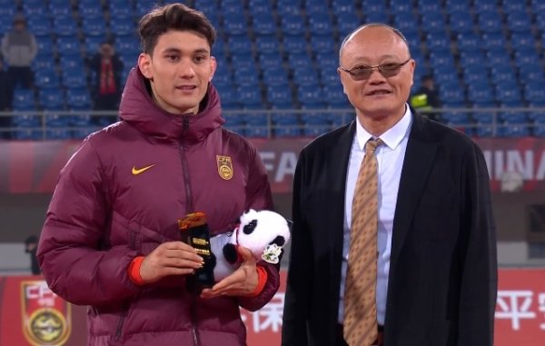 战韩国U22双响！官方：拜合拉木当选本届熊猫杯最好球员