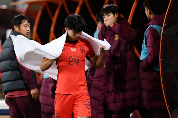 汪士钦本届发达：踢呲致丢球+挫折行动染红，打败韩国U22踢满全场