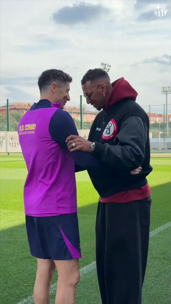 巴萨社媒晒博阿滕看望测验基地视频，与老队友莱万拥抱