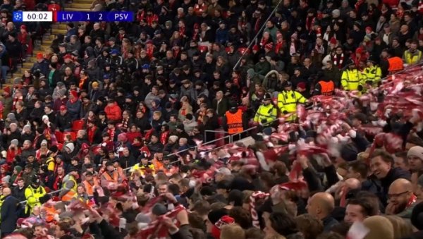 主场1-2过期！赤军球迷鸦默雀静，傍边埃因霍温球迷狂舞领巾庆祝