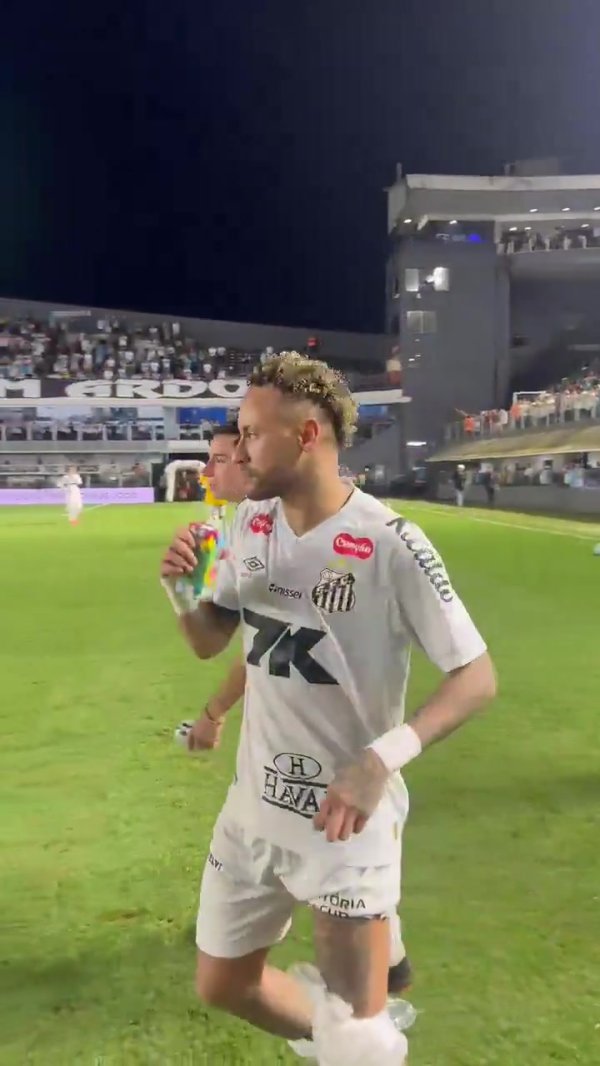 带伤传射率队逃离左迁区！内马尔赛后与队友交换球衣，膝盖缠冰袋