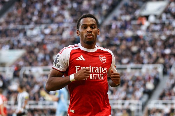 本赛季只好2名英超球员赢得WhoScored评分满分，别离是廷伯和埃泽